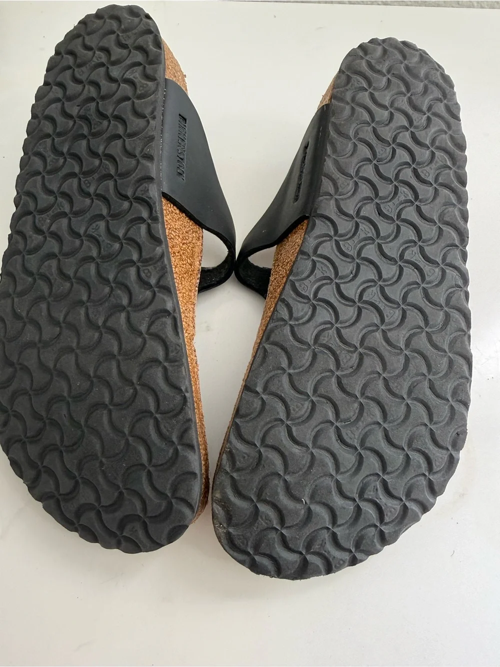 Birkenstock  Gizeh Girl size 2.5. Black T-Strap Cork Footbed Sandals for Kids